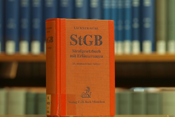 Foto: Das Strafgesetzbuch in einer Bibliothek, über dts Nachrichtenagentur