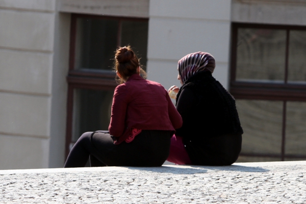 Foto: Frau mit Kopftuch und Frau ohne Kopftuch, über dts Nachrichtenagentur