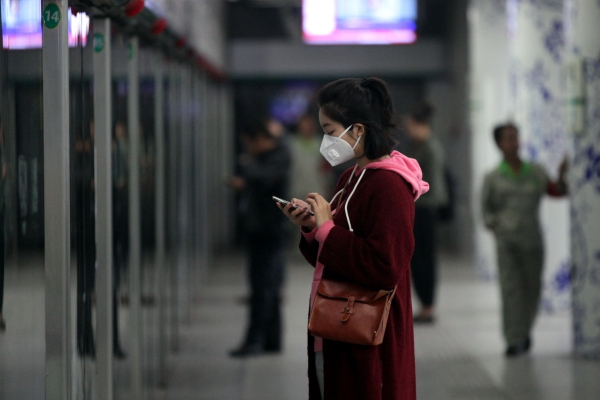 Frau in der Metro von Peking, über dts Nachrichtenagentur