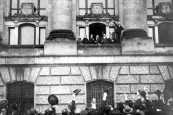 Foto: Philipp Scheidemann ruft am 9. November 1918 die Republik aus, über dts Nachrichtenagentur