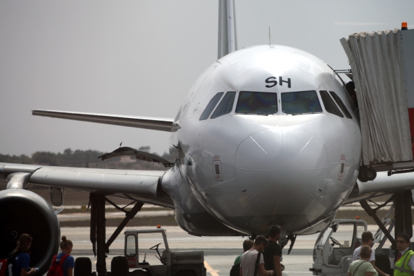 Foto: Flugzeug mit Passagieren auf dem Rollfeld, über dts Nachrichtenagentur