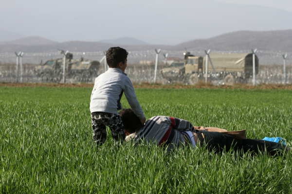 Flüchtlinge vor dem mazedonischen Grenzzaun, über dts Nachrichtenagentur