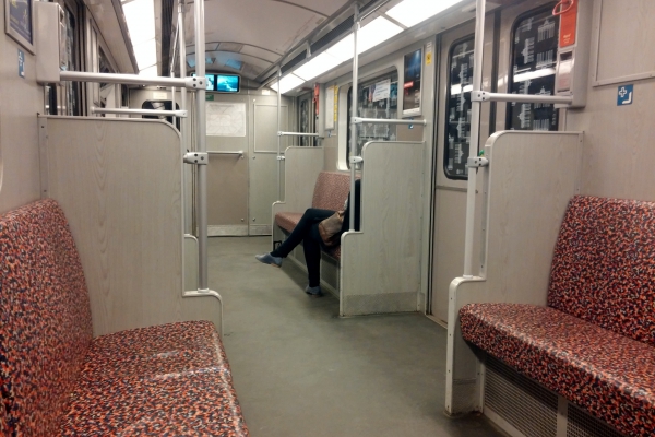 Frau sitzt alleine in U-Bahn, über dts Nachrichtenagentur