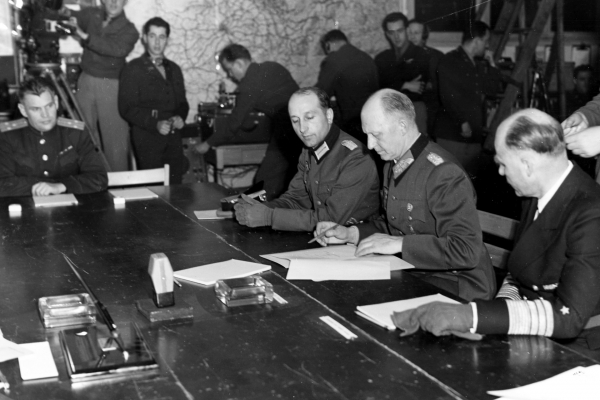 Unterzeichnung der Kapitulationsurkunde im Mai 1945, über dts Nachrichtenagentur