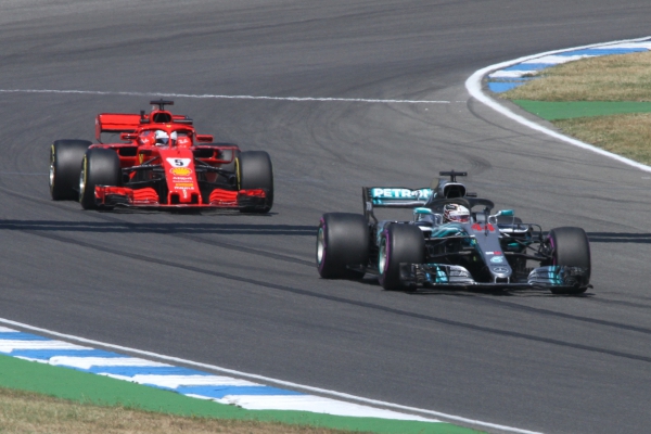 Formel-1-Rennauto von Ferrari und Mercedes, über dts Nachrichtenagentur