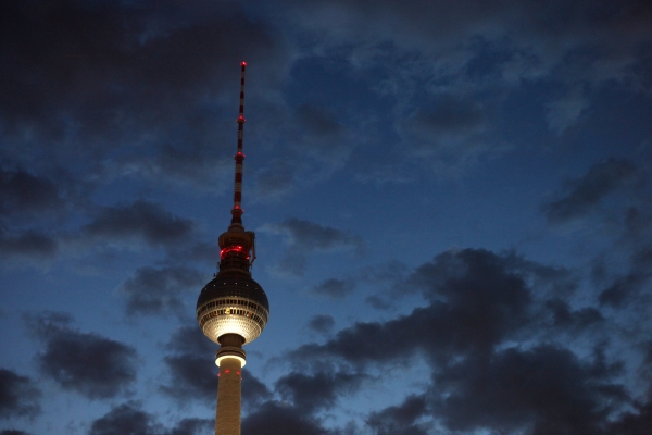 Berliner Fernsehturm bei Nacht, über dts Nachrichtenagentur