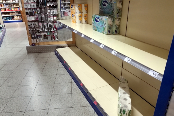 Foto: Fast ausverkauftes Klopapier im Supermarkt, über dts Nachrichtenagentur