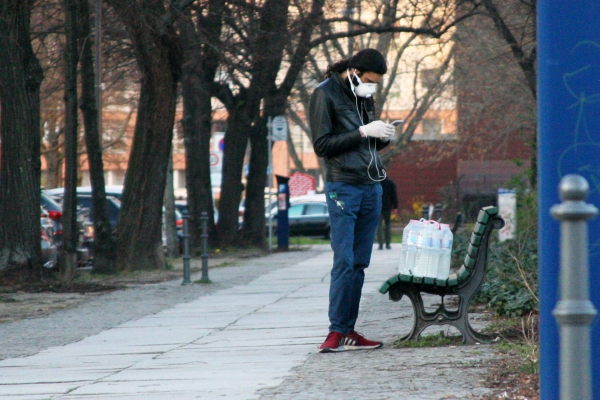 Foto: Mann mit Wasserflaschen und Mundschutz, über dts Nachrichtenagentur