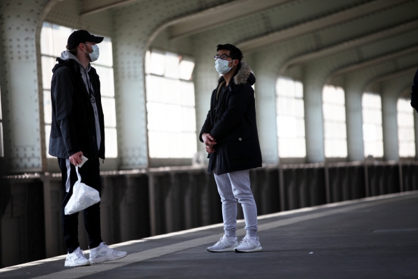 Zwei junge Männer mit Atemschutzmaske, über dts Nachrichtenagentur