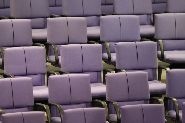 Foto: Leere Abgeordnetenstühle im Bundestag, über dts Nachrichtenagentur