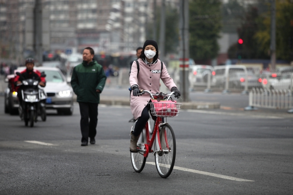 Fahrradfahrerin in Peking, über dts Nachrichtenagentur