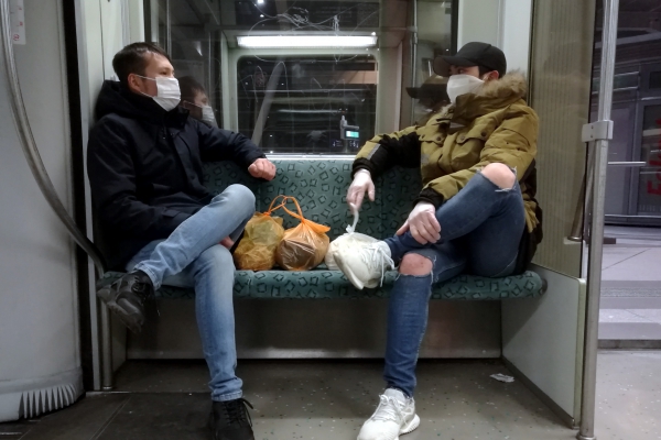 Foto: Zwei Männer mit Atemschutzmaske in Berliner S-Bahn, über dts Nachrichtenagentur