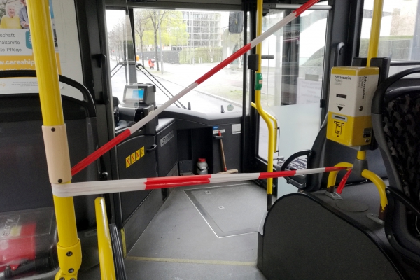 Foto: Abstandsmarkierung im Bus, über dts Nachrichtenagentur