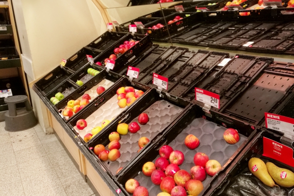 Fast ausverkauftes Obst im Supermarkt, über dts Nachrichtenagentur