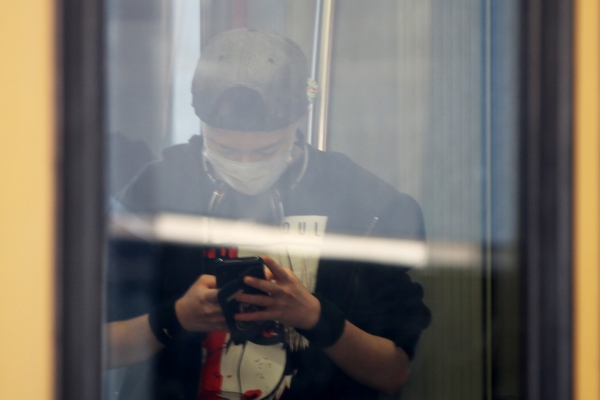 Foto: Jugendlicher mit Schutzmaske in einer S-Bahn, über dts Nachrichtenagentur