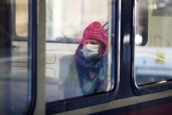Frau mit Schutzmaske in einer S-Bahn, über dts Nachrichtenagentur