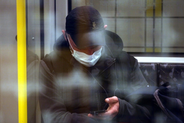 Foto: Mann mit Schutzmaske in einer U-Bahn, über dts Nachrichtenagentur