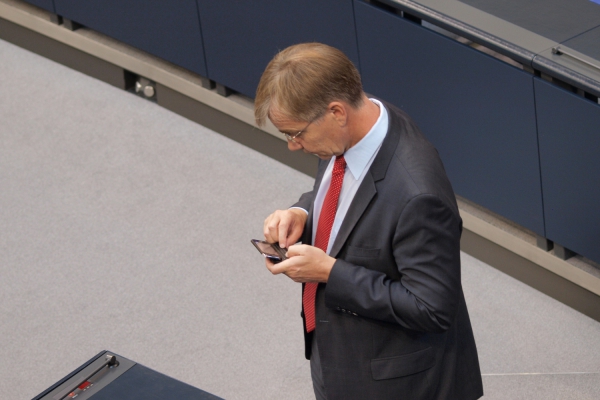 Dietmar Bartsch bei der Nutzung eines Handys, über dts Nachrichtenagentur
