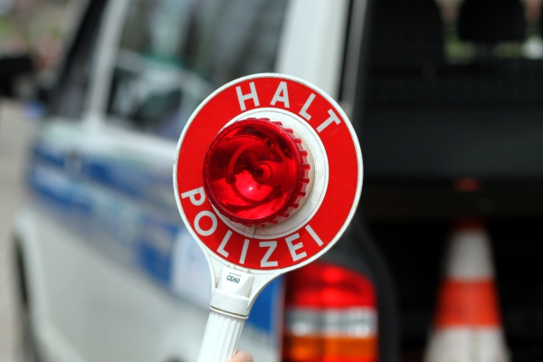 Foto: Halt-Stopp-Schild der Polizei bei einer Verkehrskontrolle, über dts Nachrichtenagentur