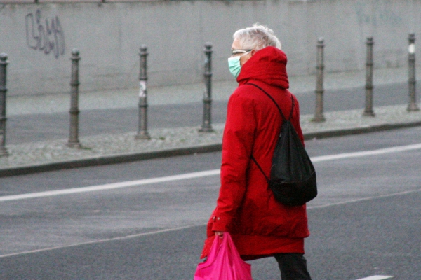 Foto: Seniorin mit Mundschutz und Einkaufstüte, über dts Nachrichtenagentur