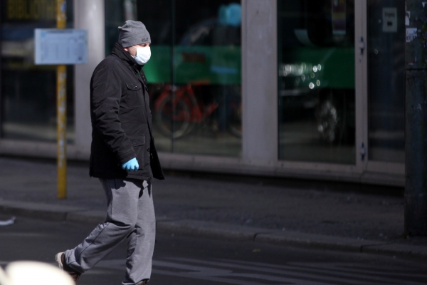 Foto: Mann mit Atemschutzmaske, über dts Nachrichtenagentur