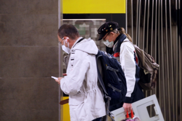 Foto: Fahrgäste mit Mund-Nasen-Schutz, über dts Nachrichtenagentur