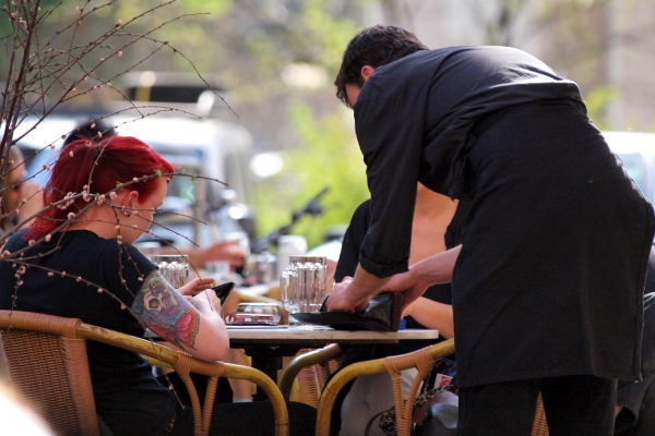 Foto: Bedienung in einem Café, über dts Nachrichtenagentur
