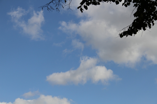 Wolken am blauen Himmel, über dts Nachrichtenagentur
