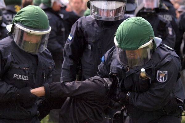 Foto: Polizisten führen eine Festnahme durch, über dts Nachrichtenagentur