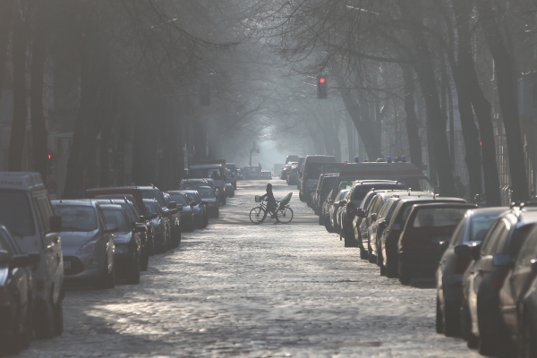 Foto: Parkende Autos in einer Straße, über dts Nachrichtenagentur