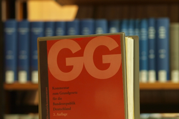 Foto: Ausgabe des Grundgesetzes in einer Bibliothek, über dts Nachrichtenagentur