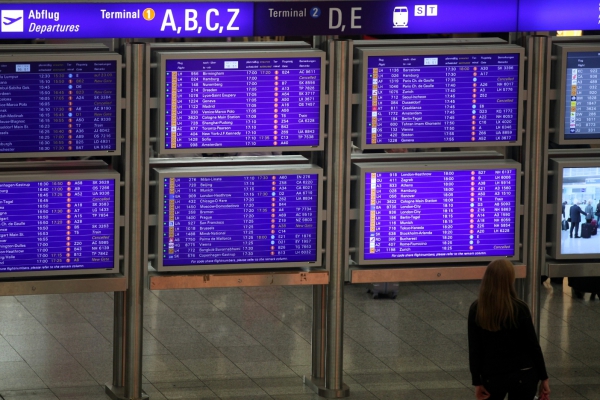 Foto: Frau vor Informationstafel am Frankfurter Flughafen, über dts Nachrichtenagentur