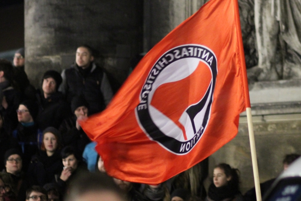 Foto: Antifa-Fahne, über dts Nachrichtenagentur
