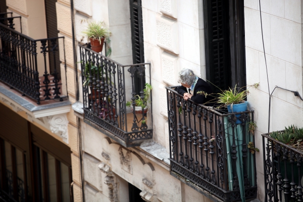 Foto: Seniorin schaut von einem Balkon, über dts Nachrichtenagentur