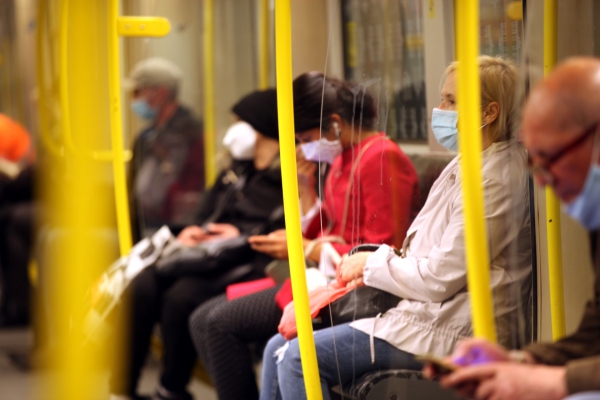 Fahrgäste mit Mund-Nasen-Schutz, über dts Nachrichtenagentur
