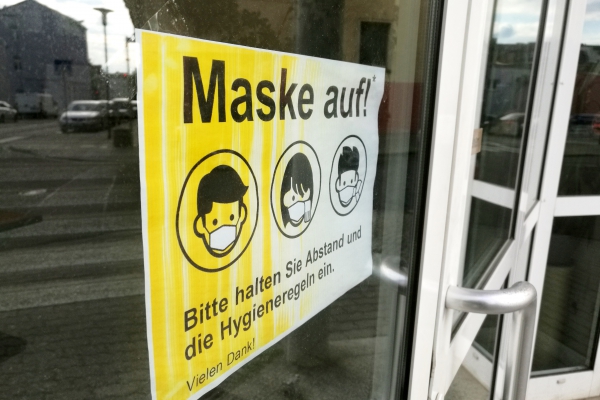 Foto: Schild mit der Aufschrift "Maske auf", über dts Nachrichtenagentur