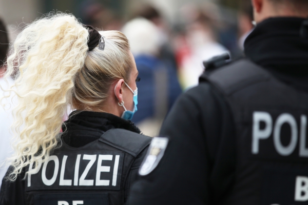 Foto: Polizei mit Mundschutz, über dts Nachrichtenagentur