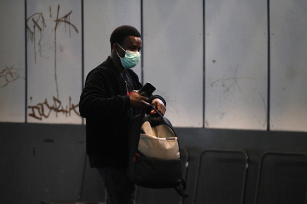 Foto: Mann mit Mund-Nasen-Schutz, über dts Nachrichtenagentur