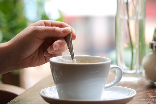 Eine Tasse Kaffee in einem Café, über dts Nachrichtenagentur