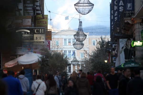 Einkaufsstraße in Athen mit Griechischem Parlament, über dts Nachrichtenagentur