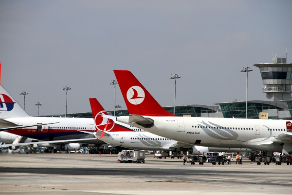 Foto: Flugzeuge am Flughafen Istanbul-Atatürk, über dts Nachrichtenagentur