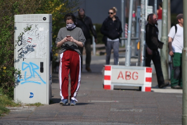 Foto: Menschen mit und ohne Mundschutz, über dts Nachrichtenagentur