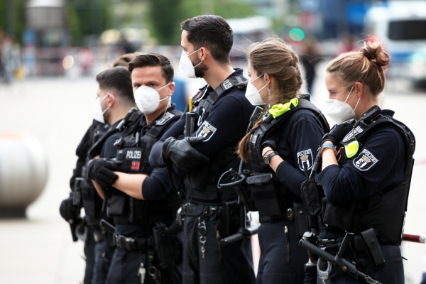 Foto: Polizei mit Mundschutz, über dts Nachrichtenagentur