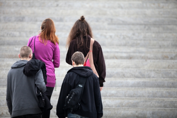Foto: Vier junge Leute auf einer Treppe, über dts Nachrichtenagentur