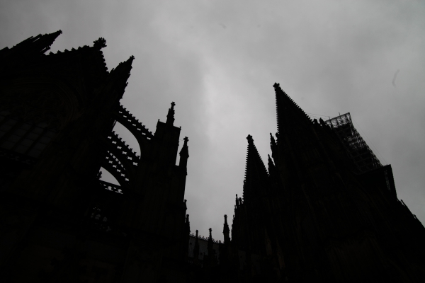 Kölner Dom dunkel unter grauen Wolken, über dts Nachrichtenagentur