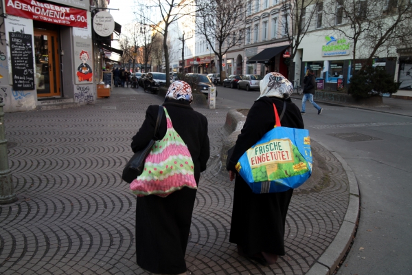 Zwei Frauen mit Kopftuch in Berlin-Kreuzberg, über dts Nachrichtenagentur